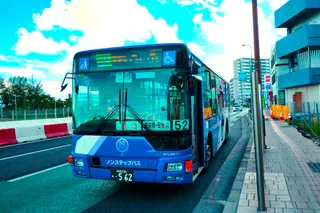 2023年に撮影された沖縄バス車両の参考写真。現在の運行を示すものではありません。